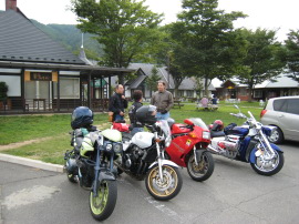 ���J��?�̓��̉w�ɂċx�e